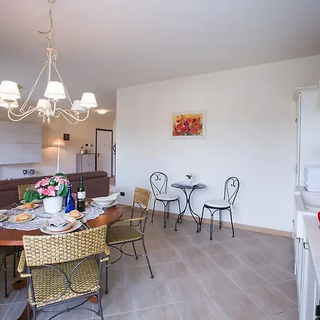 I Tulipani Apt. 11 *